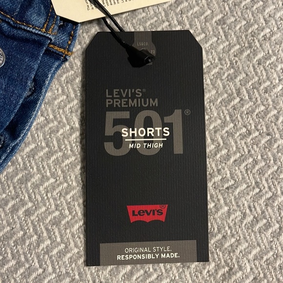NWT Levi’s 501 button fly denim shorts. Size 28 - Picture 4 of 7